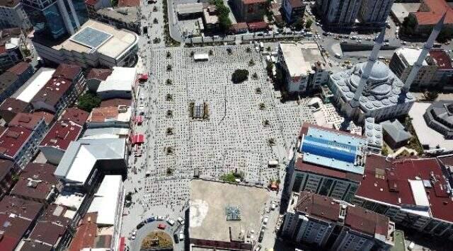 Esenyurt Meydanı'nda Cuma Namazı kılan yüzlerce kişi havadan görüntülendi Esenyurt Meydanı'nda Cuma Namazı kılan yüzlerce kişi havadan görüntülendi