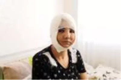 Eşi, çocuklarının gözü önünde genç kadını boğazından ve yüzünden bıçakladı Eşi, çocuklarının gözü önünde genç kadını boğazından ve yüzünden bıçakladı