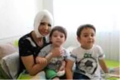 Eşi, çocuklarının gözü önünde genç kadını boğazından ve yüzünden bıçakladı Eşi, çocuklarının gözü önünde genç kadını boğazından ve yüzünden bıçakladı