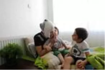 Eşi, çocuklarının gözü önünde genç kadını boğazından ve yüzünden bıçakladı Eşi, çocuklarının gözü önünde genç kadını boğazından ve yüzünden bıçakladı