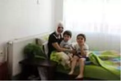 Eşi, çocuklarının gözü önünde genç kadını boğazından ve yüzünden bıçakladı Eşi, çocuklarının gözü önünde genç kadını boğazından ve yüzünden bıçakladı