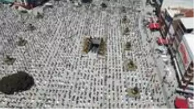 Esenyurt Meydanı'nda Cuma Namazı kılan yüzlerce kişi havadan görüntülendi Esenyurt Meydanı'nda Cuma Namazı kılan yüzlerce kişi havadan görüntülendi