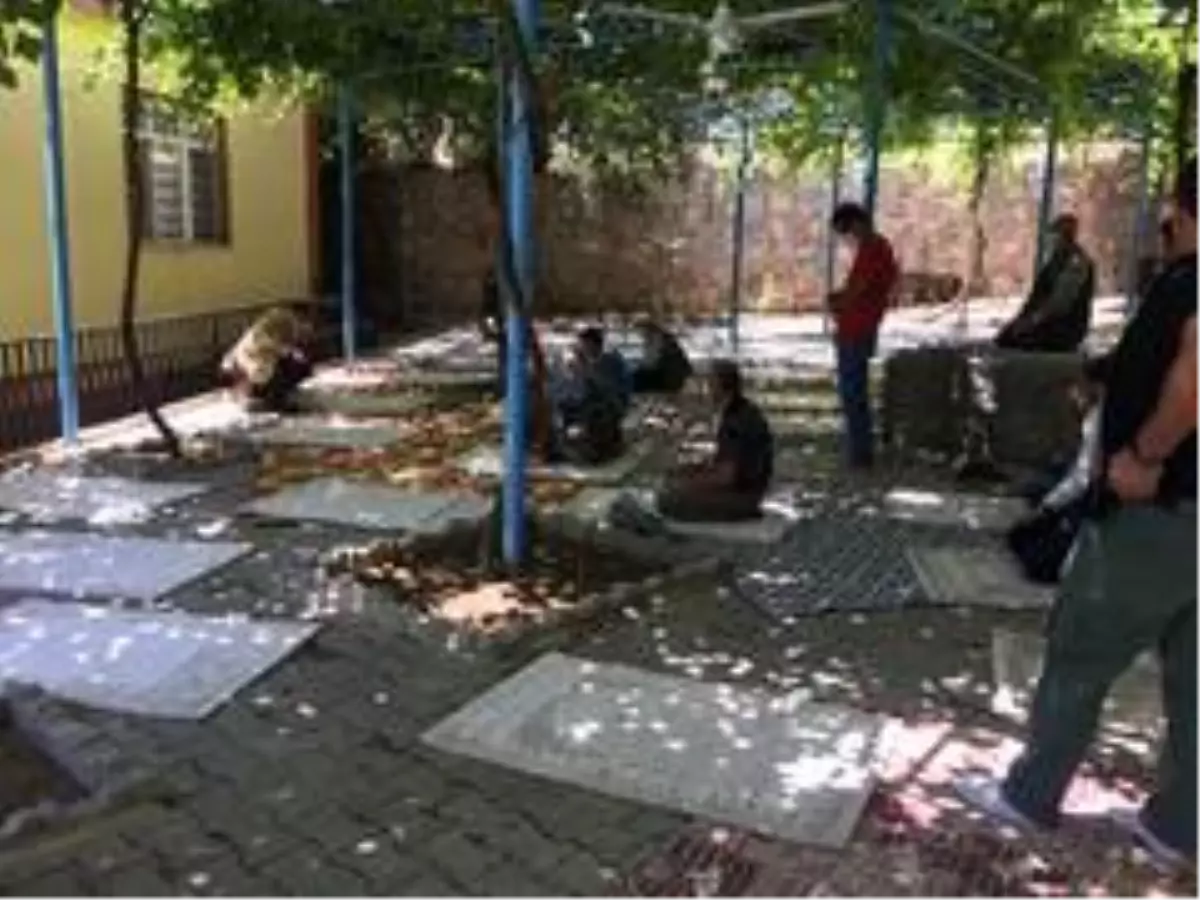 Hilal Belediye Başkanı, cuma namazının kılınması için evinin kamelyasını tahsis etti