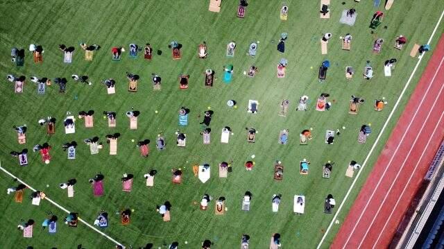 İlçe stadındaki Cuma namazına imam hariç 122 kişi katıldı