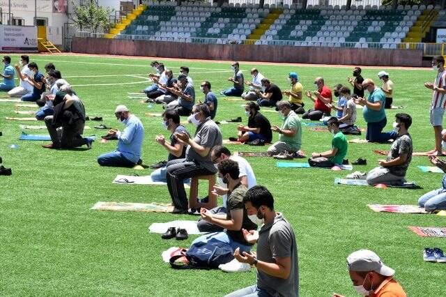 İlçe stadındaki Cuma namazına imam hariç 122 kişi katıldı