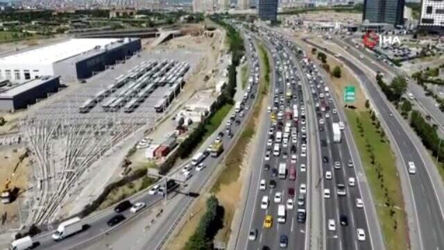 İstanbul'da trafik yoğunluğu yüzde 70'e ulaştı İstanbul'da trafik yoğunluğu yüzde 70'e ulaştı