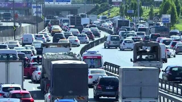 İstanbul'da trafik yoğunluğu yüzde 70'e ulaştı İstanbul'da trafik yoğunluğu yüzde 70'e ulaştı