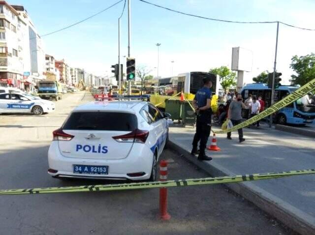 Kadıköy'de ayağı takılınca otobüsün arka tekerleğinin altında kalan yaya feci şekilde can verdi Kadıköy'de ayağı takılınca otobüsün arka tekerleğinin altında kalan yaya feci şekilde can verdi