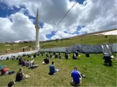 Kadırga Yaylası'ndaki üstü açık camide sosyal mesafeli cuma namazı böyle kılındı Kadırga Yaylası'ndaki üstü açık camide sosyal mesafeli cuma namazı böyle kılındı