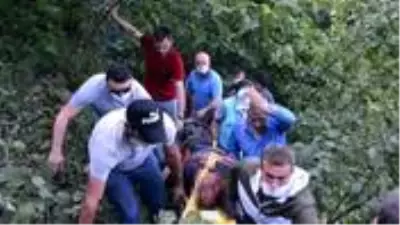 Kara yollarına ait kamyon 500 metrelik uçuruma yuvarlandı: 2 ölü, 3 yaralı Kara yollarına ait kamyon 500 metrelik uçuruma yuvarlandı: 2 ölü, 3 yaralı