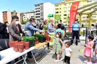 Kastamonu Belediyesi, çocuklara 15 bin çiçek fidesi dağıttı