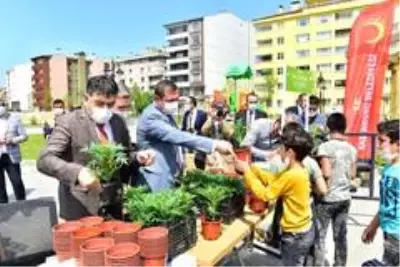 Kastamonu Belediyesi, çocuklara 15 bin çiçek fidesi dağıttı