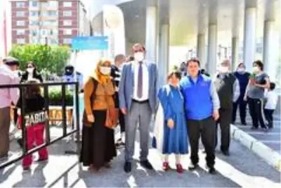 Kastamonu Belediyesi, çocuklara 15 bin çiçek fidesi dağıttı