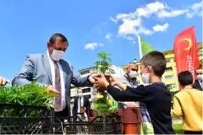 Kastamonu Belediyesi, çocuklara 15 bin çiçek fidesi dağıttı