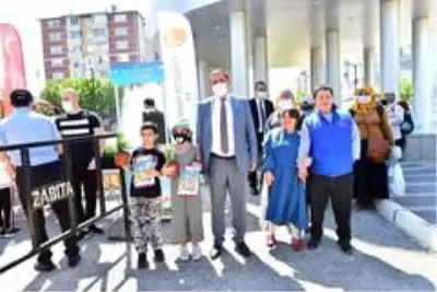 Kastamonu Belediyesi, çocuklara 15 bin çiçek fidesi dağıttı