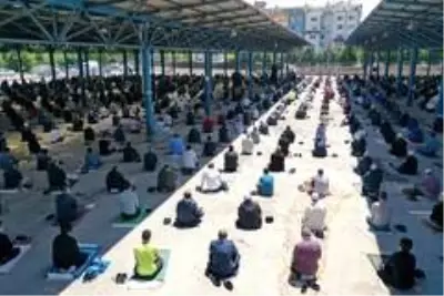 Kocaeli'de vatandaşlara Cuma namazında 20 bin maske dağıtıldı