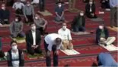 Kocatepe Camii'nde sosyal mesafeli Cuma namazı Kocatepe Camii'nde sosyal mesafeli Cuma namazı