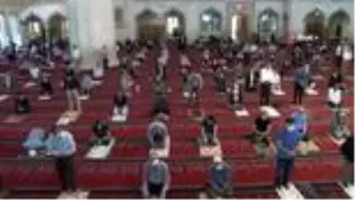 Kocatepe Camii'nde sosyal mesafeli Cuma namazı Kocatepe Camii'nde sosyal mesafeli Cuma namazı