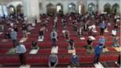 Kocatepe Camii'nde sosyal mesafeli Cuma namazı Kocatepe Camii'nde sosyal mesafeli Cuma namazı