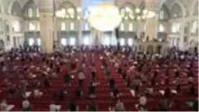 Kocatepe Camisi'nde cuma namazı kılındı Kocatepe Camisi'nde cuma namazı kılındı