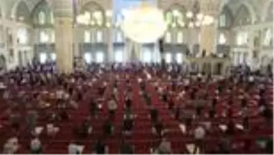 Kocatepe Camisi'nde cuma namazı kılındı Kocatepe Camisi'nde cuma namazı kılındı