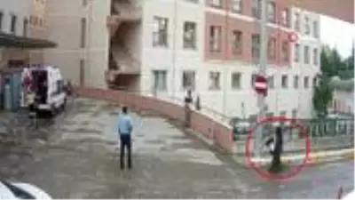 Korona olduğunu bilmesine rağmen boynundaki atkıyı hastane girişine böyle astı Korona olduğunu bilmesine rağmen boynundaki atkıyı hastane girişine böyle astı