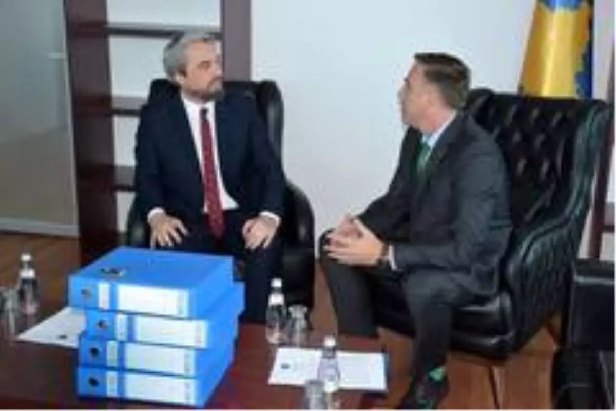 Kosova'da Türk Bakan Enis Kervan, göreve başladı