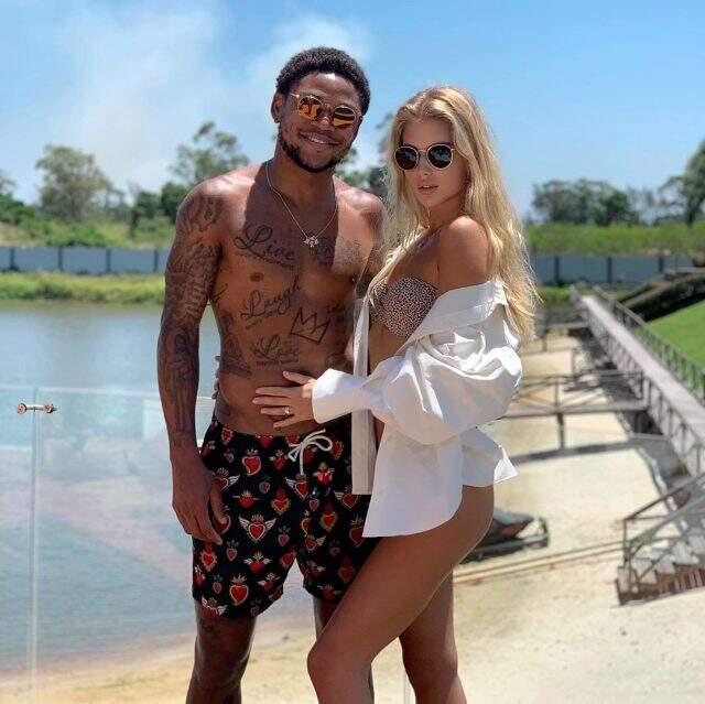 Luiz Adriano'nun eşi Ekaterina Dorozhko, siyahi biriyle evlendiği için ölüm tehditleri aldı Luiz Adriano'nun eşi Ekaterina Dorozhko, siyahi biriyle evlendiği için ölüm tehditleri aldı