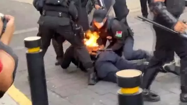 George Floyd protestolarına katılan eylemciler, polisi ateşe verdi George Floyd protestolarına katılan eylemciler, polisi ateşe verdi