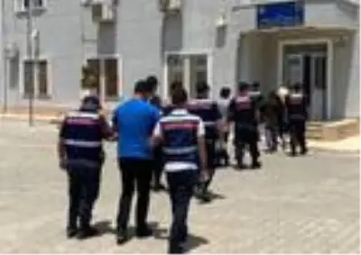 Mersin'de fuhuş operasyonu: 6 mağdur kurtarıldı, 9 şüpheli gözaltına alındı Mersin'de fuhuş operasyonu: 6 mağdur kurtarıldı, 9 şüpheli gözaltına alındı