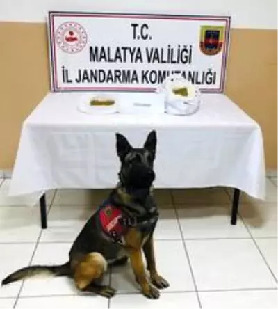 Otomobilde esrar ele geçirildi Otomobilde esrar ele geçirildi