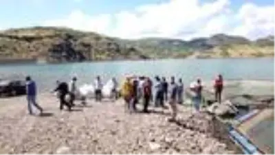 Özlüce Barajı Gölü'ndeki kafeslere 500 bin yavru alabalık bırakıldı Özlüce Barajı Gölü'ndeki kafeslere 500 bin yavru alabalık bırakıldı