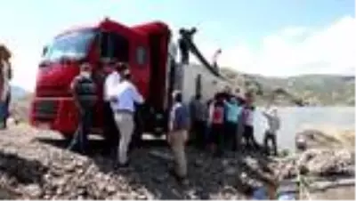Özlüce Barajı Gölü'ndeki kafeslere 500 bin yavru alabalık bırakıldı Özlüce Barajı Gölü'ndeki kafeslere 500 bin yavru alabalık bırakıldı