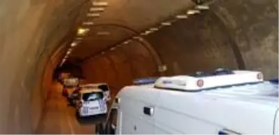 Sarıyer Tüneli'nde lüks bir cip alevler içinde kaldı Sarıyer Tüneli'nde lüks bir cip alevler içinde kaldı