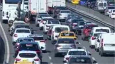 Sokağa çıkma yasağı olmayınca vatandaşlar yollara düştü! Trafik yoğunluğu yüzde 70'e ulaştı Sokağa çıkma yasağı olmayınca vatandaşlar yollara düştü! Trafik yoğunluğu yüzde 70'e ulaştı