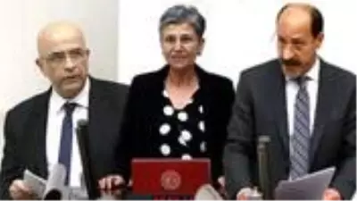 Son Dakika: Milletvekilliği düşürülen CHP'li Enis Berberoğlu ile HDP'li Leyla Güven ve Musa Farisoğulları gözaltına alındı Son Dakika: Milletvekilliği düşürülen CHP'li Enis Berberoğlu ile HDP'li Leyla Güven ve Musa Farisoğulları gözaltına alındı