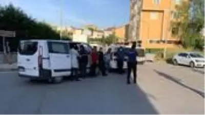 Sultanbeyli'de bir kişi, yol kavgasına tutuştuğu kişiye pompalı tüfekle ateş etti: 1 ölü, 3 yaralı Sultanbeyli'de bir kişi, yol kavgasına tutuştuğu kişiye pompalı tüfekle ateş etti: 1 ölü, 3 yaralı