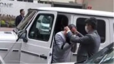 İkinci kez kolundan sakatlanan Berkay Şahin, maskesini takmakta güçlük çekti İkinci kez kolundan sakatlanan Berkay Şahin, maskesini takmakta güçlük çekti