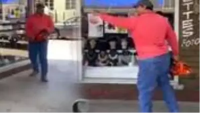 ABD'de olaylar kontrolden çıkıyor! Esnaf, göstericilere elektrikli testere ile saldırdı ABD'de olaylar kontrolden çıkıyor! Esnaf, göstericilere elektrikli testere ile saldırdı