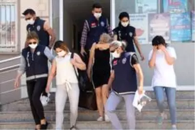 Zorla fuhuş yaptırılan 17 yaşındaki kızın annesine 75 bin liralık senet imzalatmışlar Zorla fuhuş yaptırılan 17 yaşındaki kızın annesine 75 bin liralık senet imzalatmışlar