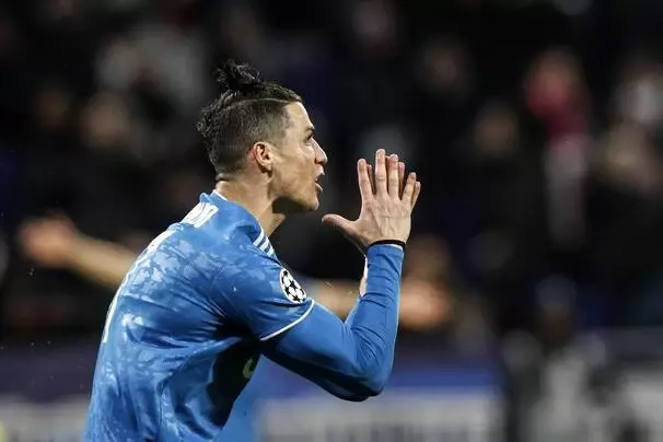 Cristiano Ronaldo, kazancı 1 milyar doları geçen tarihteki ilk futbolcu oldu Cristiano Ronaldo, kazancı 1 milyar doları geçen tarihteki ilk futbolcu oldu