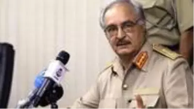 Darbeci Hafter'in sağ kolu Tümgeneral Madi, görevinden istifa etti Darbeci Hafter'in sağ kolu Tümgeneral Madi, görevinden istifa etti