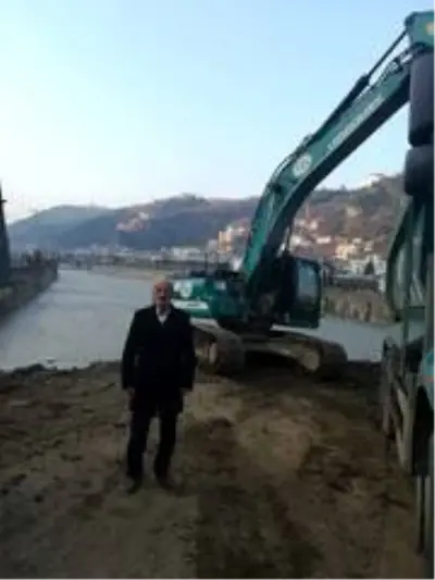 Dere yatağına kaçak dökülen moloz yığınları temizlendi Dere yatağına kaçak dökülen moloz yığınları temizlendi