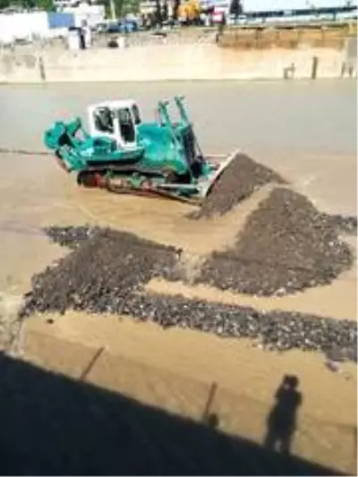 Dere yatağına kaçak dökülen moloz yığınları temizlendi Dere yatağına kaçak dökülen moloz yığınları temizlendi