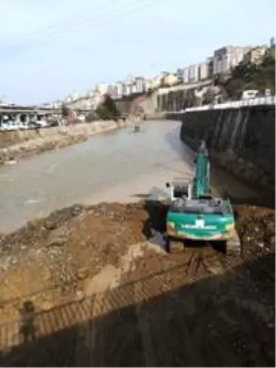 Dere yatağına kaçak dökülen moloz yığınları temizlendi Dere yatağına kaçak dökülen moloz yığınları temizlendi