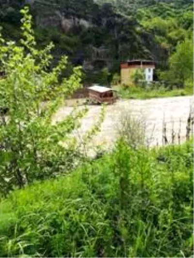 Dere yatağına kaçak dökülen moloz yığınları temizlendi Dere yatağına kaçak dökülen moloz yığınları temizlendi