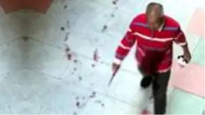Elinde bıçakla, kanlar içinde sokak sokak kendisini bıçaklayan şahsı aradı Elinde bıçakla, kanlar içinde sokak sokak kendisini bıçaklayan şahsı aradı