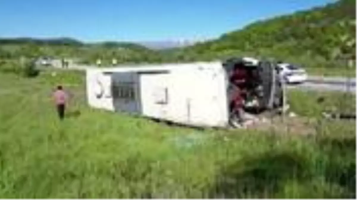 Erzincan Da Yolcu Otobusu Devrildi 19 Kisi Yaralandi Haberler Com 3 Sayfa
