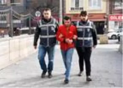 Eşini öldürmekle suçlanan koca: Onu ben öldürmedim. Kendi, kendini bıçakladı