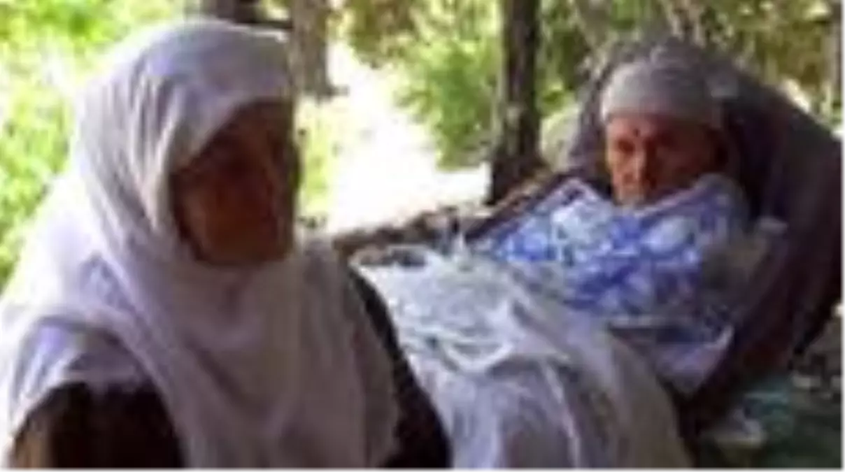 Felçli eşine 9 yıldır sevgiyle bakıyor